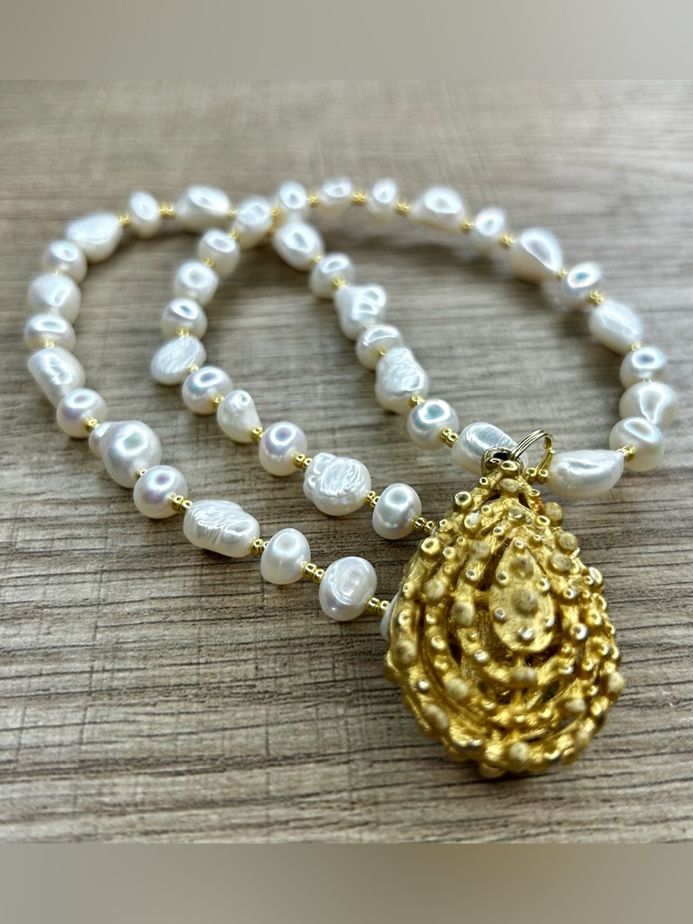 Fresh water Pearl and Vintage Gold Teardrop Pendant Necklace Handmade - Picture 4 of 5